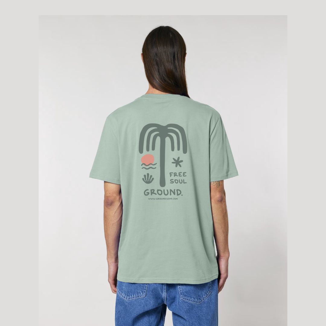 modelo con camiseta verde palm ground.