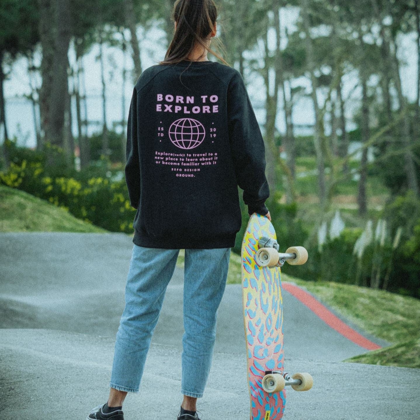 globe sweatshirt